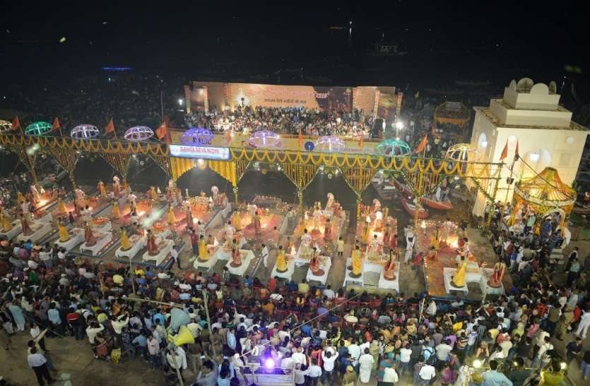 देव दीपावली पर होने वाली महा आरती का दृश्य (फाइल फोटो) देव दीपावली पर इस बार वाराणसी में टूटेगी 25 साल की परंपरा, दशाश्वमेध घाट पर नहीं होगी महाआरती
