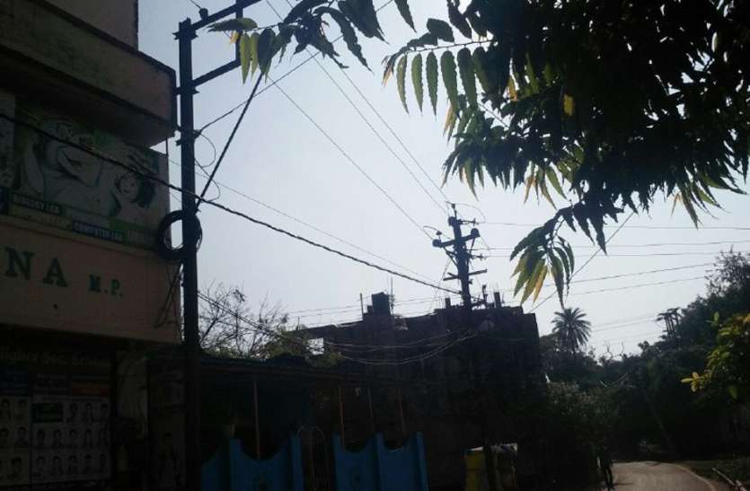 Hightening line poses danger: शहरवासियों के लिए हाइटेंशन लाइन बनी टेंशन, हादसों के बाद भी नहीं चेती कंपनी Hightening line poses danger: शहरवासियों के लिए हाइटेंशन लाइन बनी टेंशन, हादसों के बाद भी नहीं चेती कंपनी