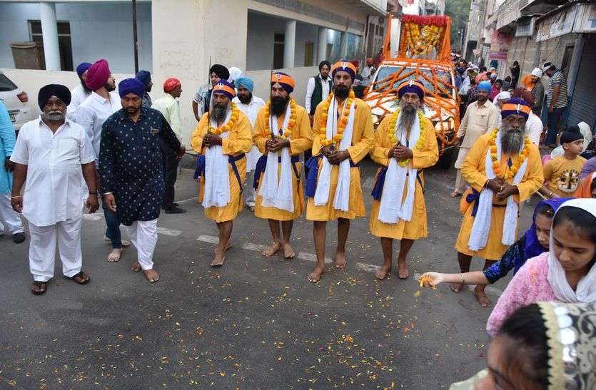 Flower sheets laid on the streets in bhilwara सड़कों पर बिछाई फूलों की चादर