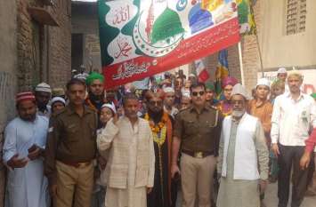 hindu distributed food to muslim children on Eid Milad Un Nabi पैगम्बर साहब के जन्मदिन पर हिंदुओं ने पेश की ऐसी मिसाल, UP Police भी जमकर कर रही तारीफ, देखें वीडियो