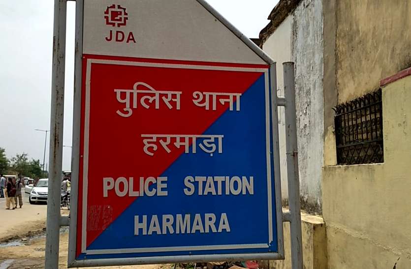 श्वानों ने निकाला श्मशान में गढ़ा नवजात का शव श्वानों ने निकाला श्मशान में गढ़ा नवजात का शव