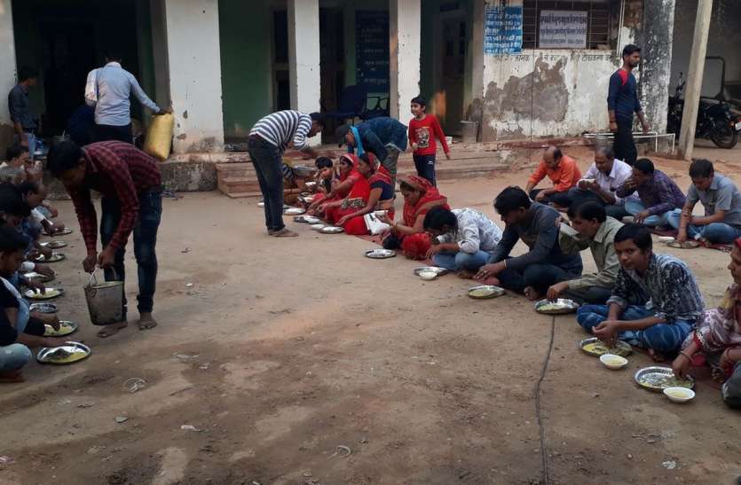 देव प्रतिमाओं की सजाई अन्नकूट झांकी मंदिरों में भोग लगा जीमी अन्नकूट प्रसादी