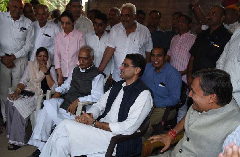 जोधपुर में चढ़ा सियासी पारा, मदेरणा से मिले पायलट, कांग्रेस नेताओं से बंद कमरे में मुलाकात जोधपुर में चढ़ा सियासी पारा, मदेरणा से मिले पायलट, कांग्रेस नेताओं से बंद कमरे में मुलाकात