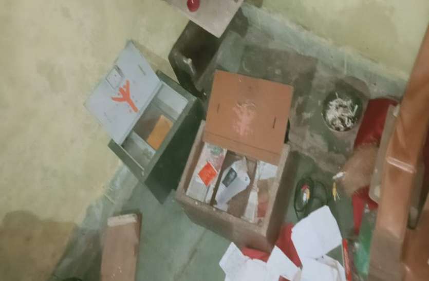 नकाबपोश बदमाशों ने देशी कट्टे की नोक पर दंपती के साथ की लाखों की लूट नकाबपोश बदमाशों ने देशी कट्टे की नोक पर दंपती के साथ की लाखों की लूट