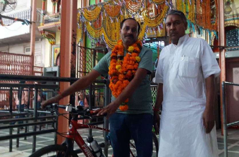 JAISLAMER 800 किलोमीटर का सफर तय कर साइकिल पर पहुंचा बाबा के दरबार