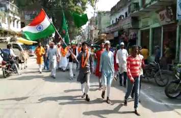 eid miladun nabi julus procession with Tiranga in Up Mirzapur बारावफात के जुलूस में दिखा देशभक्ति का रंग, तिरंगा झंडा के साथ निकले लोग