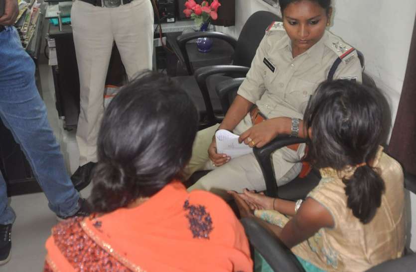 खंडवा.बस स्टैंड से दस वर्षीय बालिका के अपहरण के मामले में कोतवाली पुलिस ने नीमच के माता क्षेत्र से बालिका को सुरक्षित दस्तयाब कर लिया है। अपह्रत बालिका साक्षी को लेकर पुलिस खंडवा लेकर पहुंची है। पूछताछ में बालिका ने बताया सिकंदर और रेखाबाई शुक्रवार दोपहर ***** माता के पास लेकर पहुंचे। वहां मुझे 70 रुपए दिए और बोले तुम्हें जो खरीदना हो खरीद लो, हम चाय पीकर आते है। इसके बाद वह लौट कर नहीं आए।,खंडवा.बस स्टैंड से दस वर्षीय बालिका के अपहरण के मामले में कोतवाली पुलिस ने नीमच के माता क्षेत्र से बालिका को सुरक्षित दस्तयाब कर लिया है। अपह्रत बालिका साक्षी को लेकर पुलिस खंडवा लेकर पहुंची है। पूछताछ में बालिका ने बताया सिकंदर और रेखाबाई शुक्रवार दोपहर ***** माता के पास लेकर पहुंचे। वहां मुझे 70 रुपए दिए और बोले तुम्हें जो खरीदना हो खरीद लो, हम चाय पीकर आते है। इसके बाद वह लौट कर नहीं आए। 70 रुपए देकर बोले-जो खरीदना है खरीद लो, हम चाय पीकर आते हैं