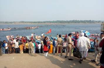 Panchkroshi trip news khandwa पंचक्रोशी यात्रियों को नाव से नर्मदा पार कराई