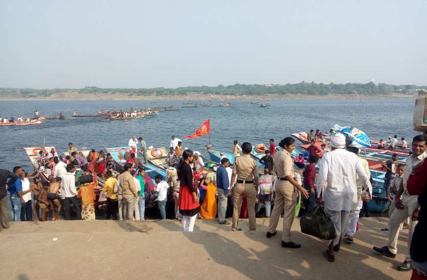 Panchkroshi trip news khandwa पंचक्रोशी यात्रियों को नाव से नर्मदा पार कराई