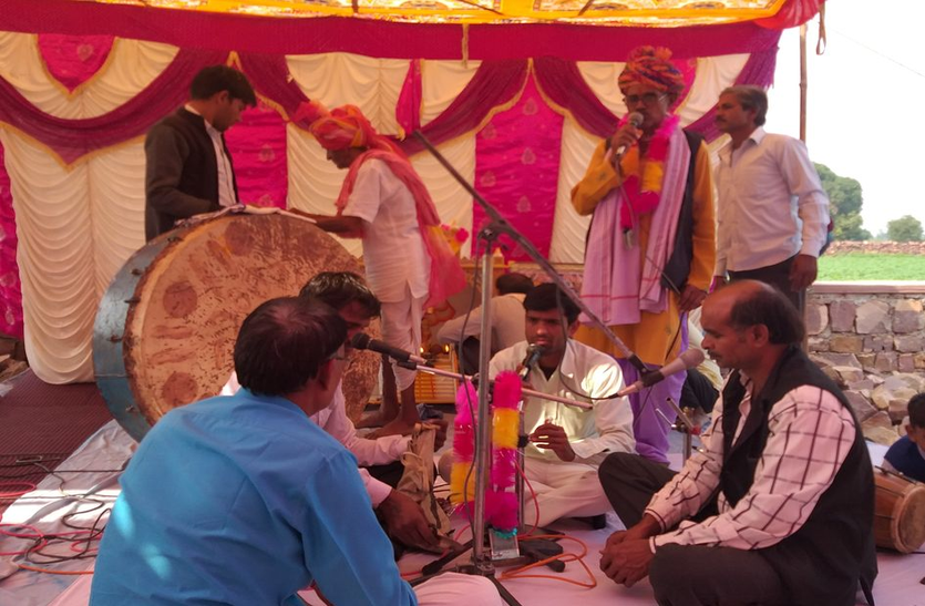 दंगल में राम की कथा सुनाई दंगल में राम की कथा सुनाई