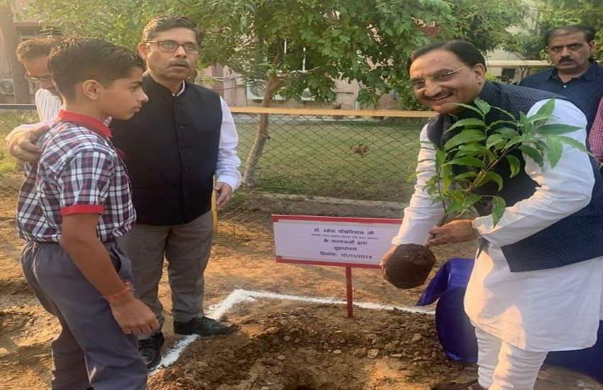 Ahmedabad News आईआईएम-ए, आईआईटी गांधीनगर की समीक्षा बैठक में मानव संसाधन एवं विकास मंत्री डॉ. निशंक ने जताई इस दिशा में काम की आवश्यता