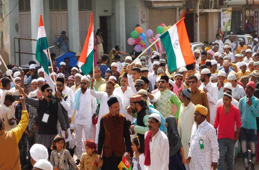 People of the Muslim community came out carrying the tricolor on the birthday of the Prophet. पैगंबर साहब के जन्मदिन पर तिरंगा लेकर निकले मुस्लिम समाज के लोग ...