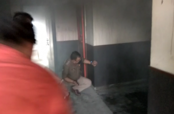 massive fire breaks out at hotel in ghaziabad news in hindi अचानक होटल से निकलने लगा काला धुआं तो लोगों ने लगा दी दौड़, दमकल कर्मियों ने ऐसे पाया काबू- देखें वीडियो