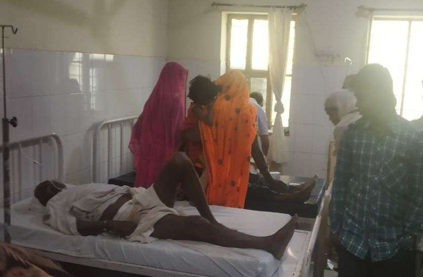 जुगाड़ पलटने से दर्जन लोग घायल जुगाड़ पलटने से दर्जन लोग घायल