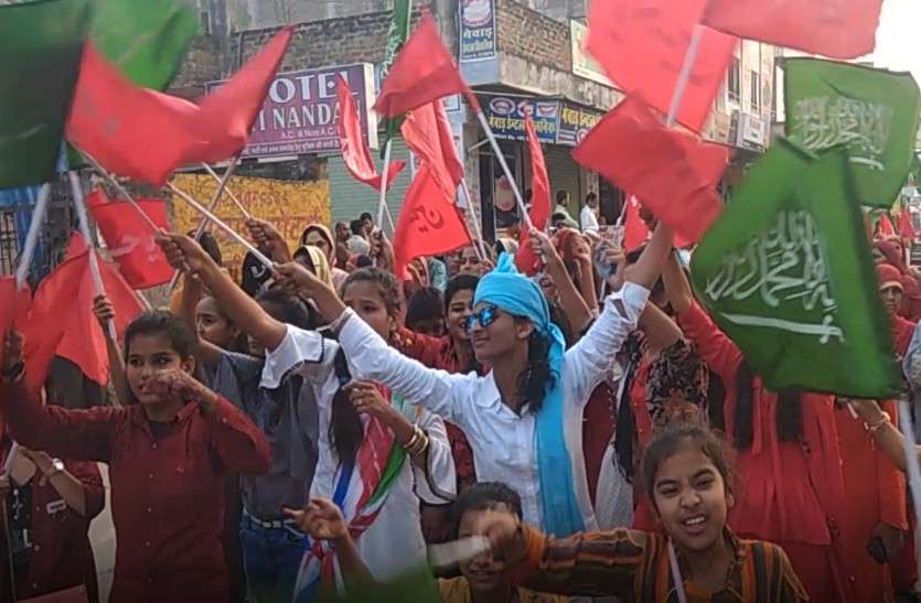 बारावफात पर मुस्लिम समुदाय ने निकाला जुलूस, सामाजिक संगठनों ने किया स्वागत बारावफात पर मुस्लिम समुदाय ने निकाला जुलूस, सामाजिक संगठनों ने किया स्वागत
