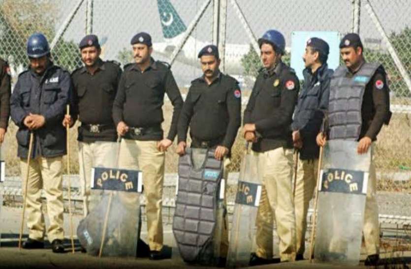 pakistan_police.jpeg पाकिस्तान: कराची में डकैतों ने मस्जिद में किया हमला, नमाजियों से की लूटपाट