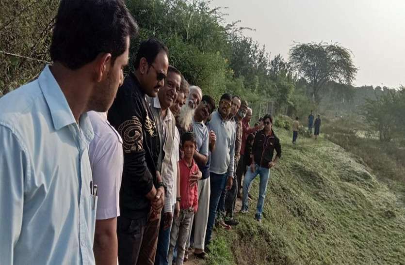 Death is 50 meters away from plants मेहनत से जिन्हें बढ़ा किया अब उन्हीं से 50 मीटर दूर नजर आ रही उनकी तबाही