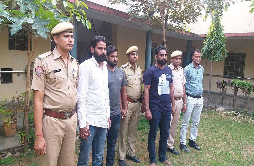 police_12.jpg हथियार लेकर घूम रहे तीन बदमाश गिरफ्तार