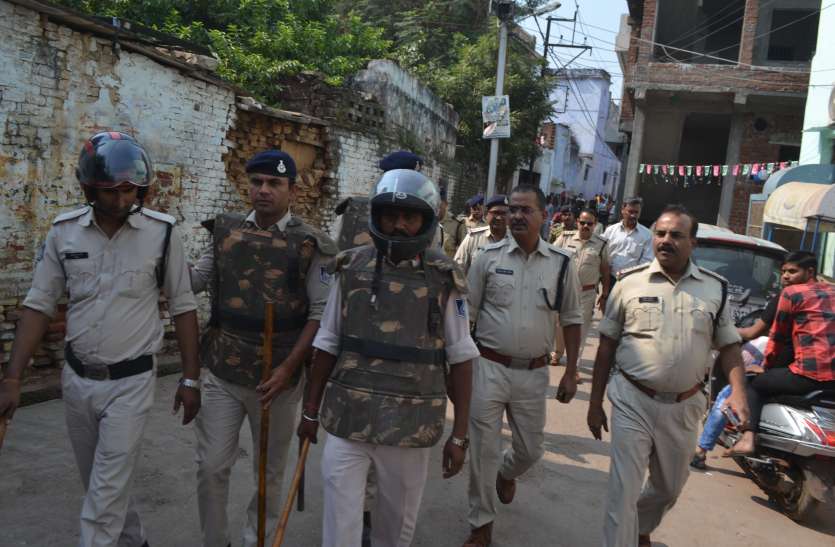 Police returned to attempt to take out the procession सुबह से दोपहर तक खामोशी, फिर बाजारों में निकले लोग