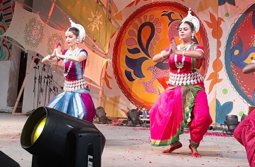 गरबा व ओडिशी नृत्य ने मचाई धूम गरबा व ओडिशी नृत्य ने मचाई धूम