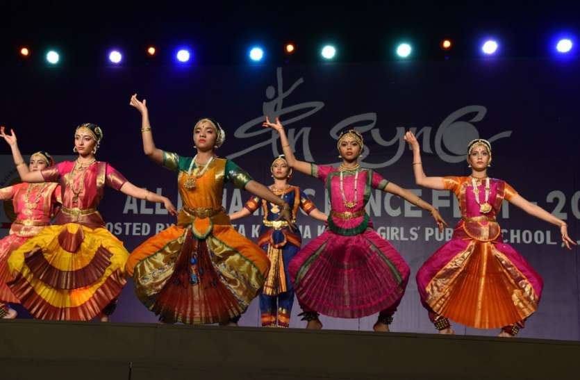 प्रतिभागियों ने इंडियन क्लॉसिकल सोलो डांस से किया मंत्रमुग्ध प्रतिभागियों ने इंडियन क्लॉसिकल सोलो डांस से किया मंत्रमुग्ध