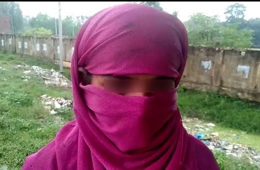 दुष्कर्म के बाद युवती के दुपट्टे से फंदा बनाकर पेड़ से लटकाया, फिर युवती ऐसे मशक्कत कर बचाई अपनी जान दुष्कर्म के बाद युवती के दुपट्टे से फंदा बनाकर पेड़ में लटकाया, फिर युवती ऐसे मशक्कत कर बचाई अपनी जान