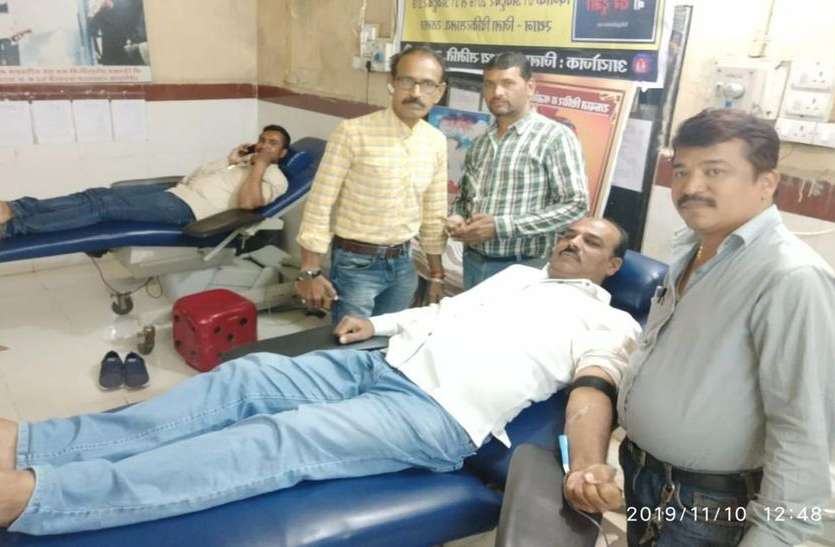 हिंदू महिला के लिए मुस्लिम युवकों ने दिया रक्त हिंदू महिला के लिए मुस्लिम युवकों ने दिया रक्त