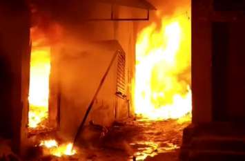 fire in shops in rampur आधा दर्जन दुकानों में लगी भीषण आग, 2 करोड़ का सामान जलकर खाक, देखें वीडियो