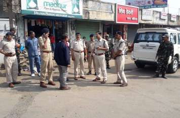 On the second day police was stationed दूसरे दिन भी चप्पे-चप्पे पर तैनात रही पुलिस, गलियों में भी पुलिस का पहरा