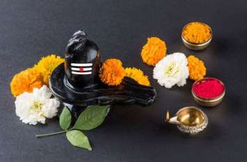 Offer Sandalwood Powder on Shivlinga on Monday, he will bless you सोमवार को करें सफेद चंदन समेत इन 10 चीजों का इस्तेमाल, भोलेनाथ होंगे प्रसन्न