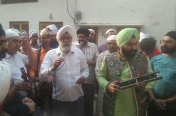 Sankirtan Yatra organized by Sikh community in Tundla Firozabad गुरुनानक जयंती से पहले इस नगर में सिक्ख समाज के लोगों ने प्रधानमंत्री का इसलिए अदा किया शुक्रिया, देखें वीडियो