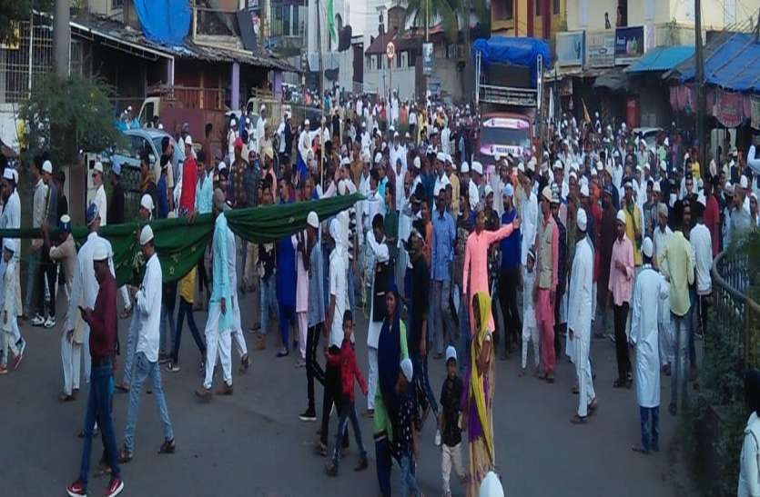 Eid-Miladunnabi News; पैगम्बर के जन्मदिन पर नमाज अदा कर मनाईं खुशियां Eid-Miladunnabi News; पैगम्बर के जन्मदिन पर नमाज अदा कर मनाईं खुशियां