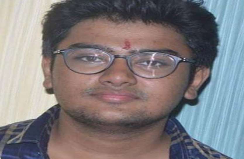 व्यवसायी के पुत्र ने पुणे हॉस्टल में लगाई फांसी, खबर सुनकर घर आ रहे भाई-बहन की कार दुर्घटनाग्रस्त, दोनों गंभीर व्यवसायी के पुत्र ने पुणे हॉस्टल में लगाई फांसी, खबर सुनकर घर आ रहे भाई-बहन की कार दुर्घटनाग्रस्त, दोनों गंभीर