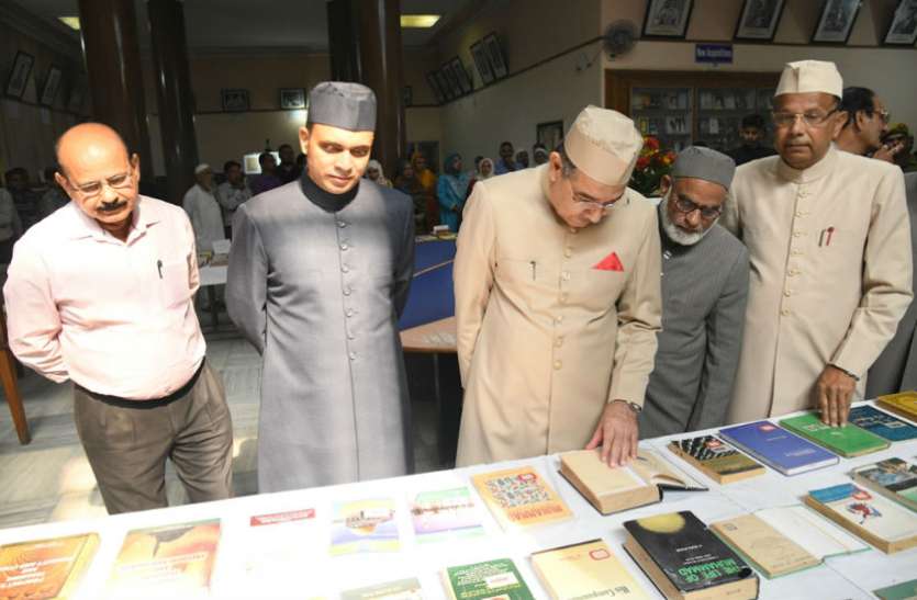 tariq_mansoor.jpg Barawafat पर AMU में हजरत अली के हाथ के लिखे पवित्र कुरान के नुस्खे प्रदर्शित