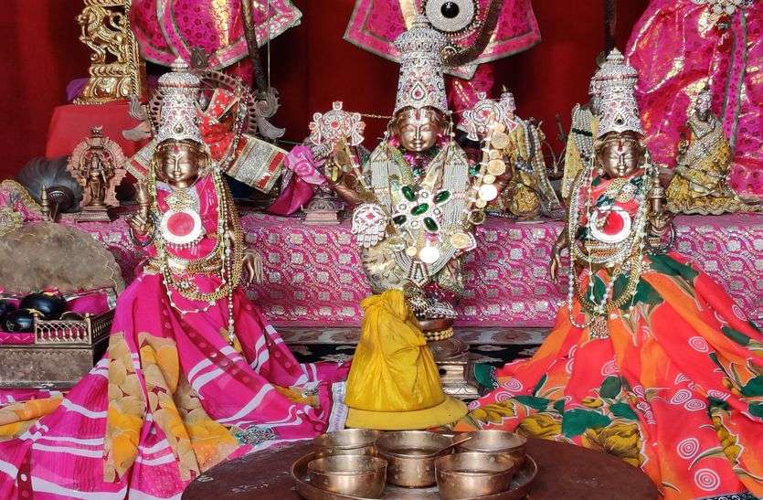 गलता के सूर्य कुंड पर ठाकुरजी का पुष्करणी पूजन Jaipur गलता के सूर्य कुंड पर ठाकुरजी का पुष्करणी पूजन