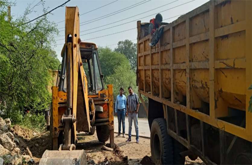 सड़क पर डंपर लेकर उतरा नगर निगम सड़क पर डंपर लेकर उतरा नगर निगम