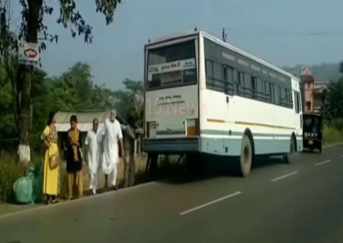 ओ माई गॉड.... चलती एसटी बस का टायर निकला, बाल-बाल बचे यात्री