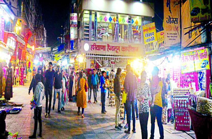 संयम-सौहार्द से चल पड़ी जिंदगी, पुख्ता सुरक्षा के बीच खुले शहर के बाजार, लोगों ने की खरीदारी संयम-सौहार्द से चल पड़ी जिंदगी, पुख्ता सुरक्षा के बीच खुले शहर के बाजार, लोगों ने की खरीदारी