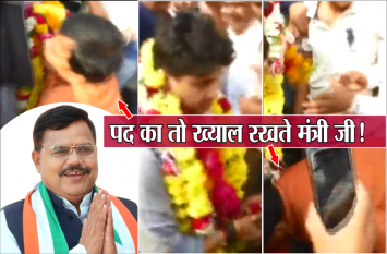 minister parduman singh tomer touching the feet of scindia मंत्री की 'भक्ति' से खुश नहीं हैं ज्योतिरादित्य, चरण में लोटने पर तोमर बोले- मैं सिंधिया परिवार का सेवक हूं