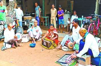 Chhattisgarh unique Blind singer group in Balod ये है CG की अनोखी अंधकार कला मंडली, इसका हर सदस्य है नेत्रहीन, छत्तीसगढ़ी लोकगीतों की सड़क पर सजाते हैं महफिल
