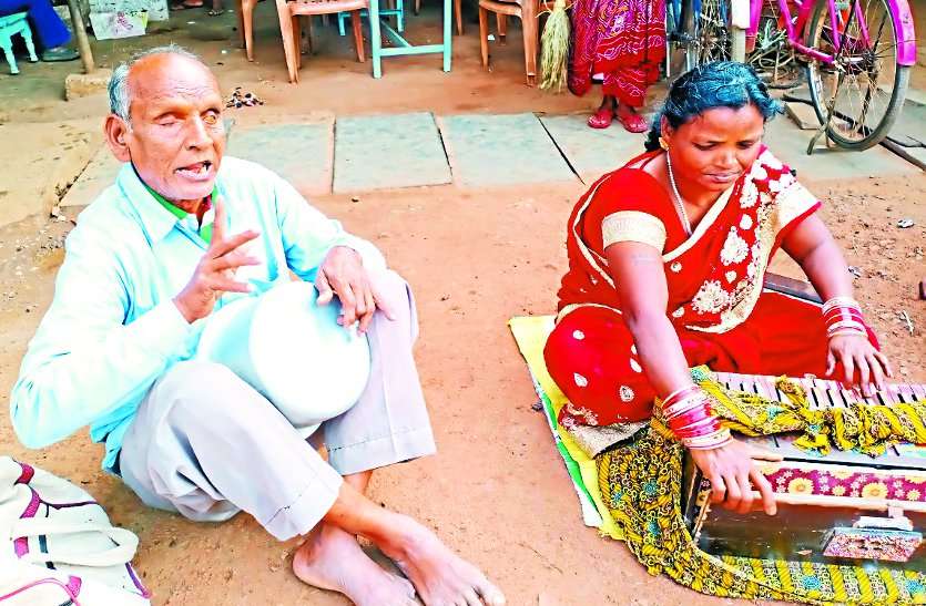 ये है CG की अनोखी अंधकार कला मंडली, इसका हर सदस्य है नेत्रहीन, छत्तीसगढ़ी लोकगीतों की सड़क पर सजाते हैं महफिल