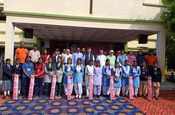10 schools got sanitary napkin vending machine 10 स्कूलों को मिली सेनेटरी नैपकिन वेंडिंग मशीन