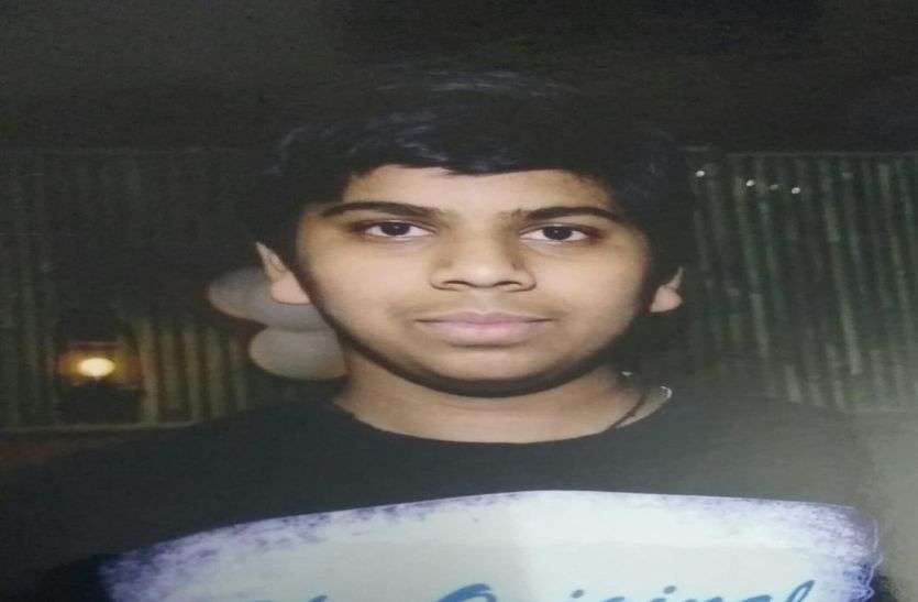 ट्रॉले ने मारी टक्कर, माँ के सामने बेटे ने तोड़ी सांसें ट्रॉले ने मारी टक्कर, माँ के सामने बेटे ने तोड़ी सांसें