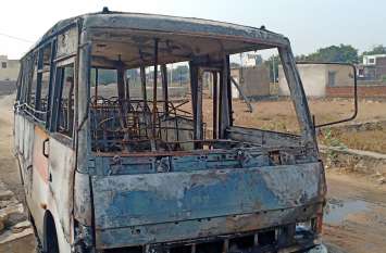 fire in mini bus jaipur : fire in bus : Fire in bus from Short circuit मिनी बस में लगी आग ने किया विकराल रूप धारण, मची अफरा-तफरी