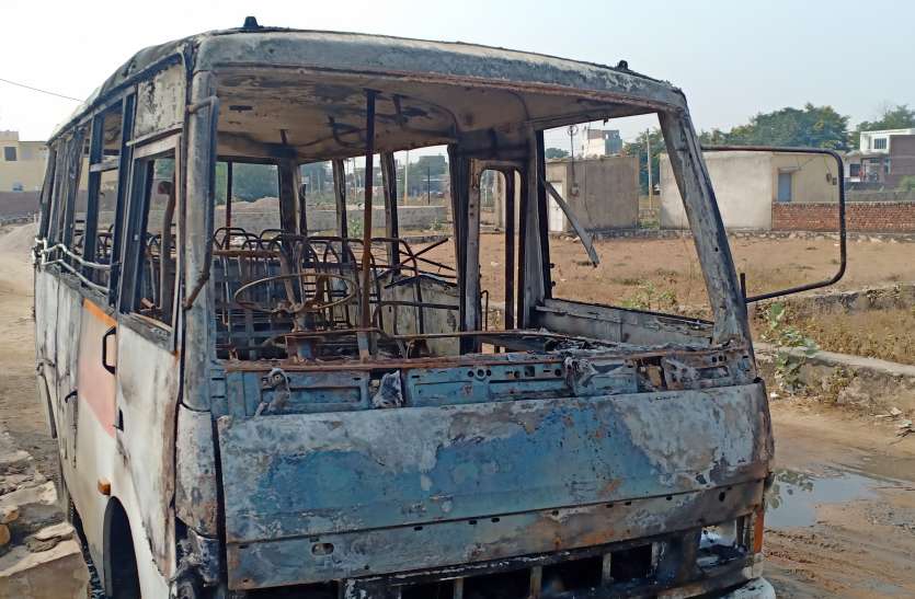 मिनी बस में लगी आग ने किया विकराल रूप धारण, मची अफरा-तफरी मिनी बस में लगी आग ने किया विकराल रूप धारण, मची अफरा-तफरी