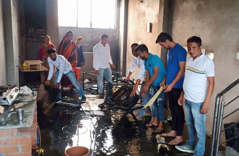 fire in House jaipur : fire in AC centre : arson in jaipur दो मंजिल मकान में लगी भीषण आग, दो बच्चों को लोगों ने बचाया, मची अफरा-तफरी