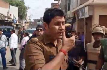 SSP Santosh Mishra in Etawah ड्यूटी पर तैनात पुलिसजनों का एसएसपी संतोष मिश्रा ने हाथ मिला कर जताया आभार