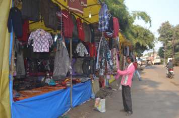Hot clothing shops in the market बाजार में सज गई गर्म कपड़ों की दुकानें