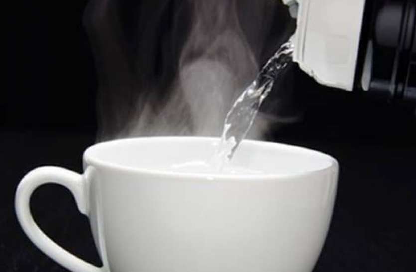 Benefits of Drinking Hot Water Health tips : आप रोजाना एक गिलास गर्म पानी पीजिए और देखें शरीर में कमाल
