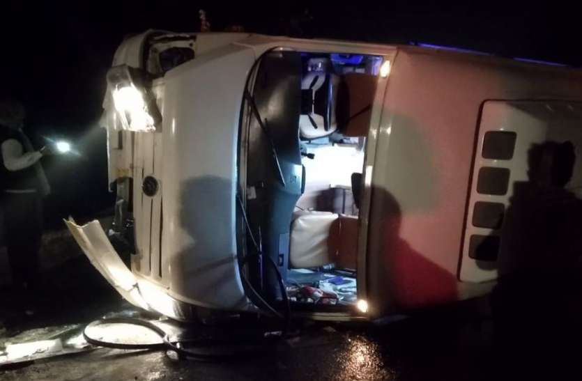 बालाजी के श्रद्धालुओं से भरी मिनी बस पलटी, नौ घायल बालाजी के श्रद्धालुओं से भरी मिनी बस पलटी, नौ घायल